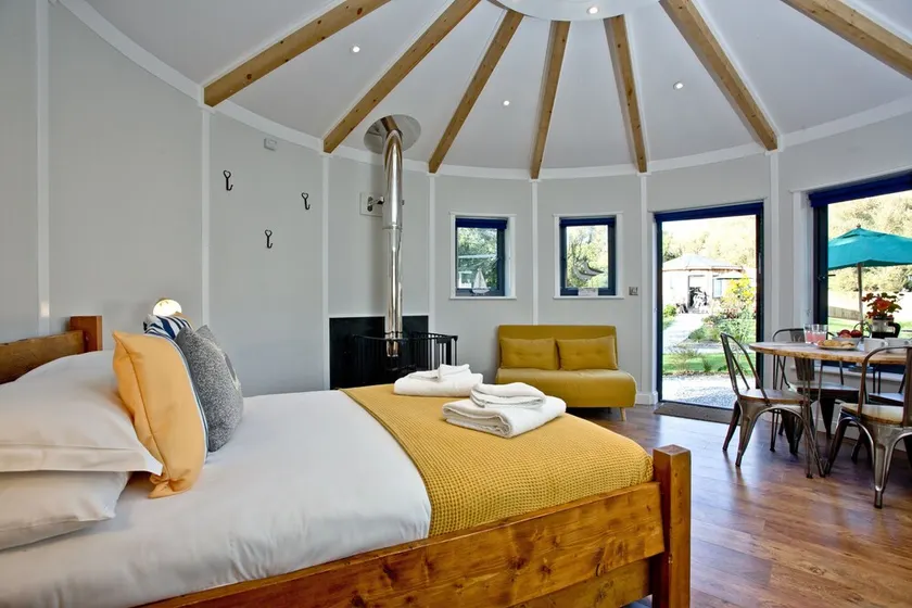 A the family roundhouse that sleeps 6 guests  in 2 bedrooms - Image 1