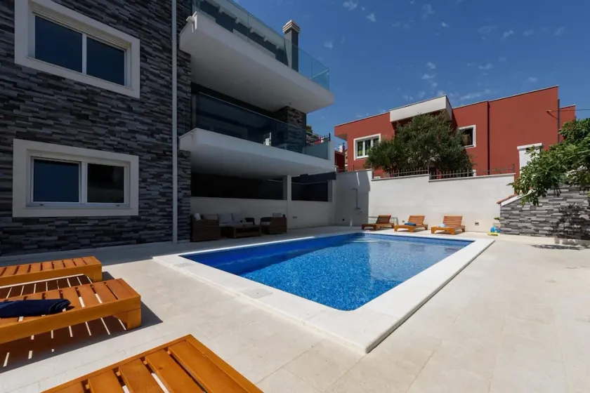 Villa con griglia, giardino e piscina privata | Vista sulla città - Image 1