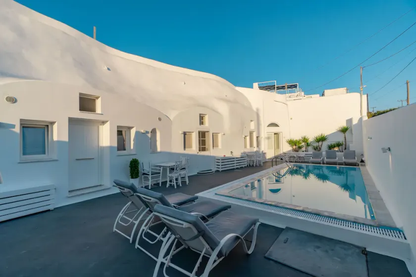 Fira-Cave-Sleeps 13-Parking-Pool-Pet Friendly - Image 1