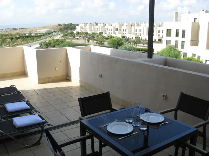 Primer piso, no fumadores, aire acondicionado, 4 personas, lujo, golf - Image 1