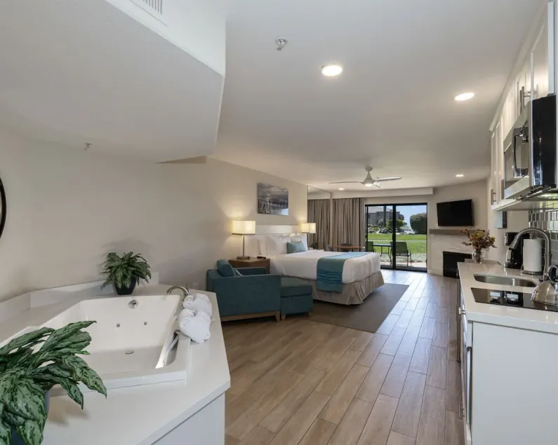 Deluxe Spa Suite-Ocean View-Allergy Friendly! - Image 1