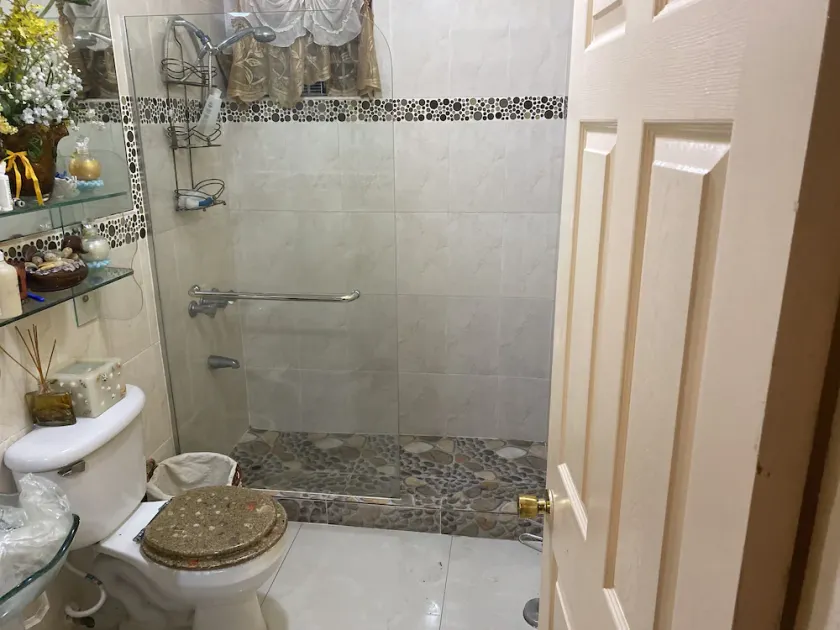 Quiet, Comfortable centrally located studio apt - Image 1