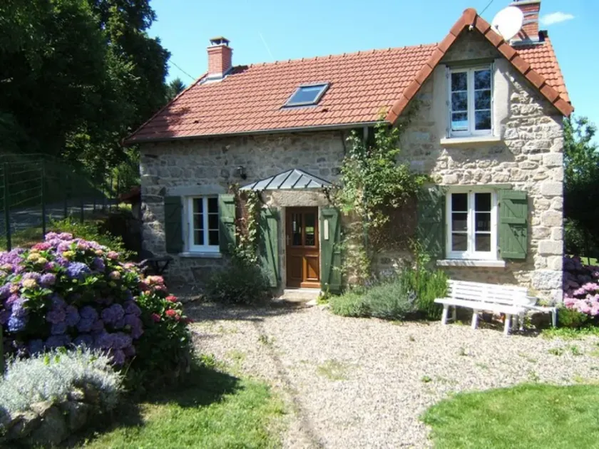 Auvergne, Montagne Bourbonnaise (Allier) bondegård 3 *** - Image 1