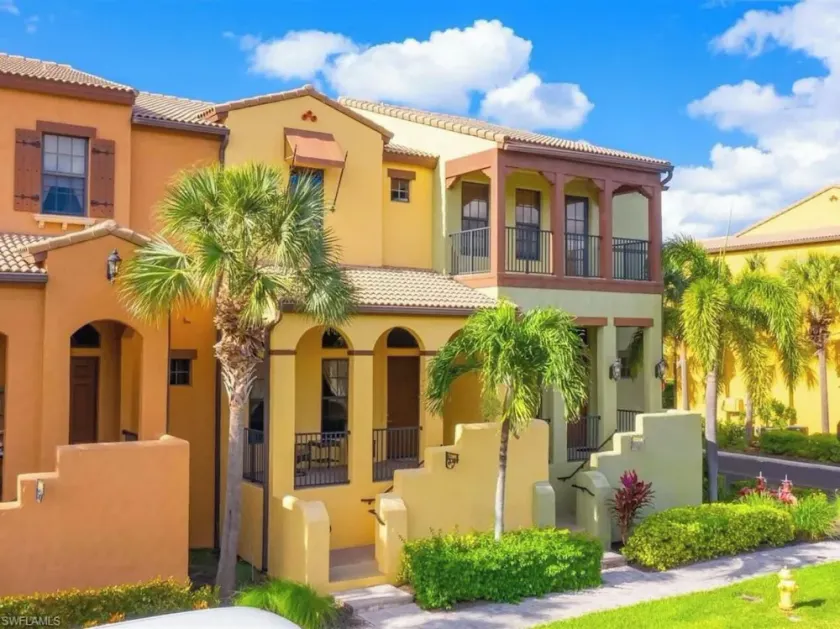  Resort home, walk to it all, swim in two lush resort pools. - Image 1