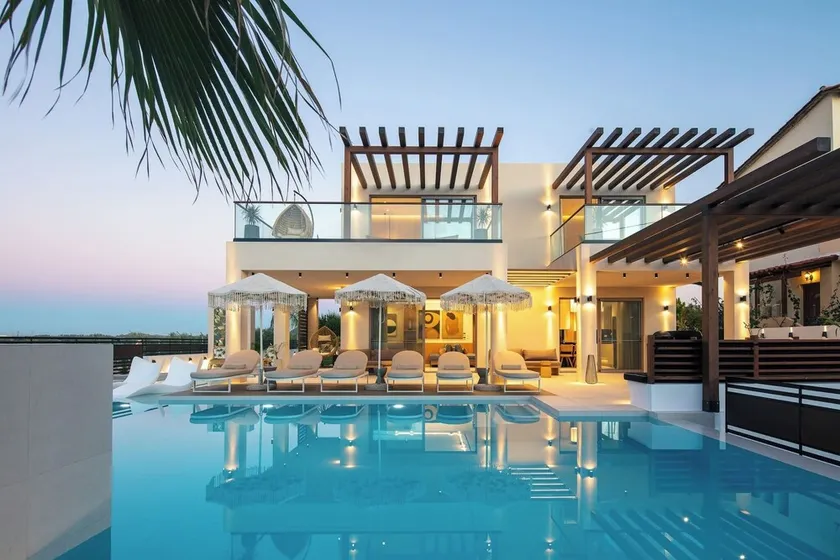 Macaw Luxury Residence, daily housekeeping included! - Image 1