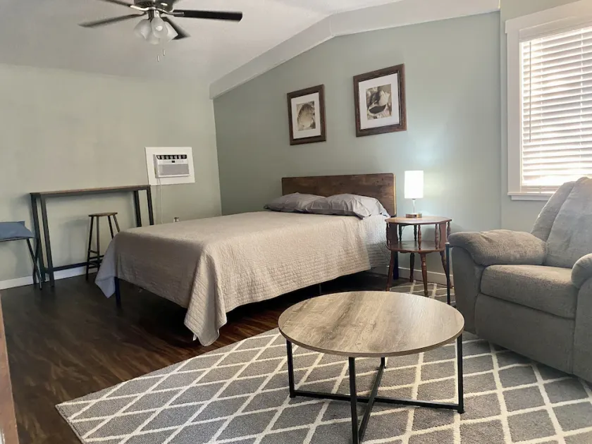 Shell Harbour Room 6 - Waterfront Stay on the St. Johns River - Image 1