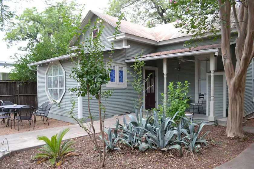 Vintage House, Cottage & Bunk - À pied de Schlitterbahn / Comal River - Image 1