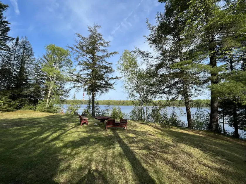Renovated spacious water front cottage great for families, 4 beds, fireplace/pit - Image 1
