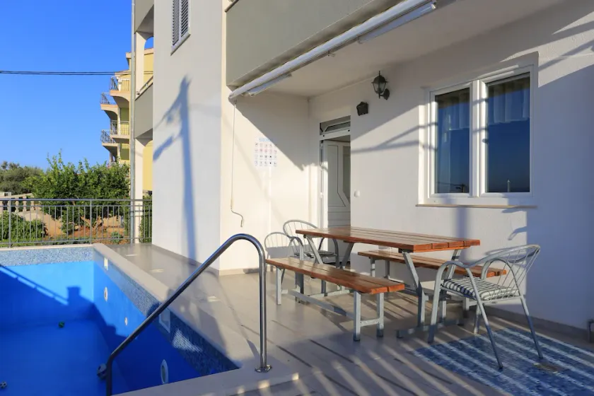 Appartement de deux chambres avec la terrasse et la vue sur le mer Mali Rat, Omis (A-9698-a) - Image 1