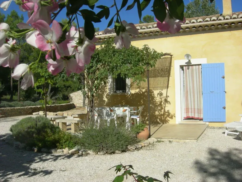 Provencalsk stuga med pool ligger nära byn Roussilon - Image 1