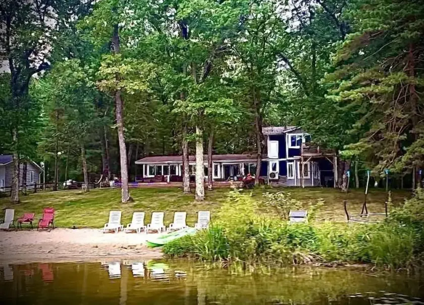 Beautiful 4 bed; 2 bath home on Long Lake! - Image 1