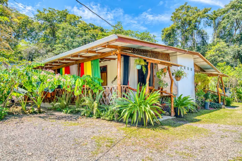5 min walk to town/beach Quaint 4 BR Eco Lodge - Image 1