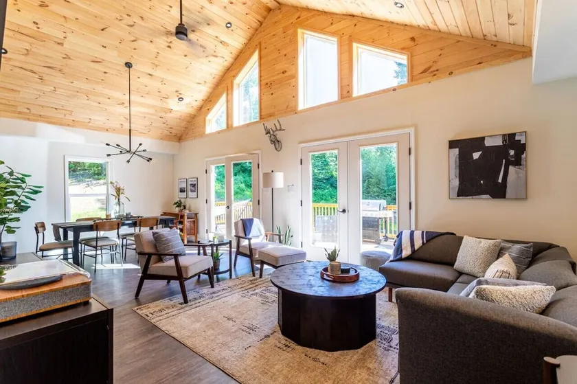 Modern Chalet w/ Firepit, BBQ, Fast Wi-Fi, Deck - Image 1