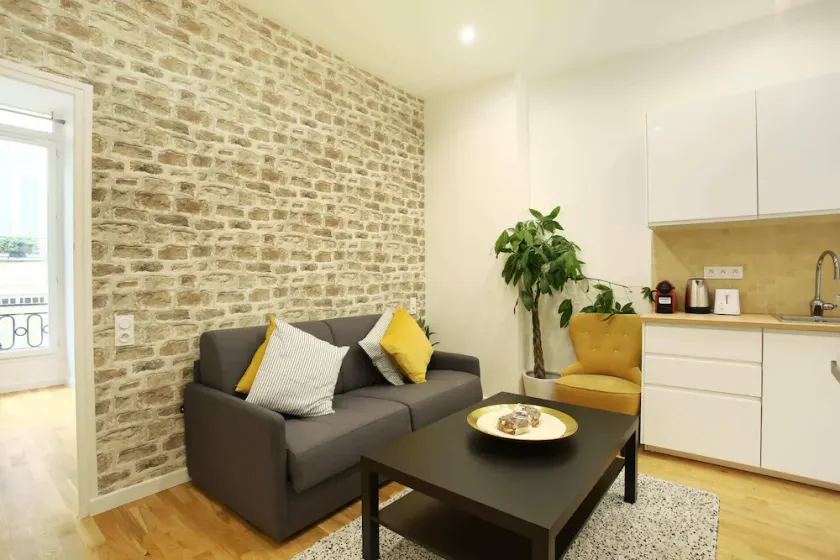 Chenier 2BDR - Two Bedroom Apartment, Sleeps 6 - Image 1