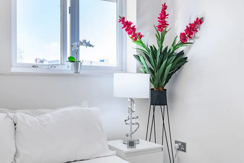 Woolwich Oasis · 2BR · 5 min to Rail · Parking - Image 1