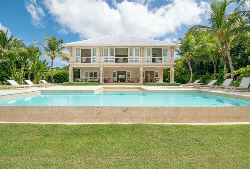 Golf-front villa with large spaces, staff and pool, situated in luxury beach resort - Image 1