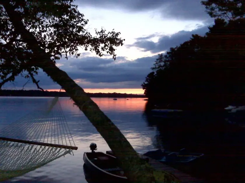 Waterfront Lakefront Cottage, Sleeps 6. Parking. - Image 1