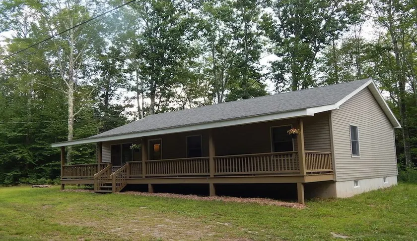 3 Bedroom home with rear deck and covered front porch. - Image 1