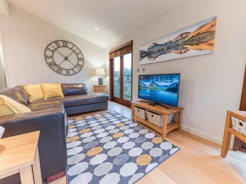Family Friendly, Lovely Lakeland Lodge With Private Parking And A Patio - Image 1