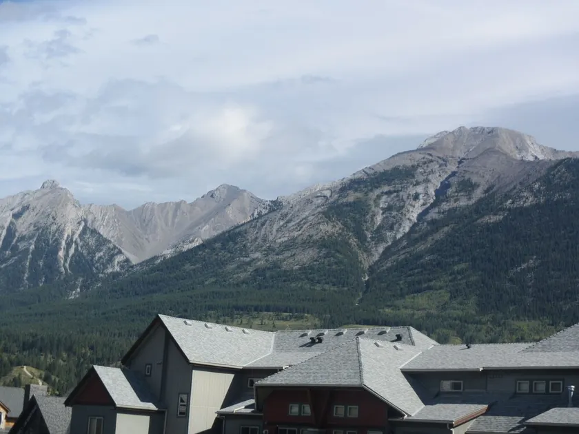 Mountain views,  top floor,  large deck,  comfortable beds, AC - Image 1