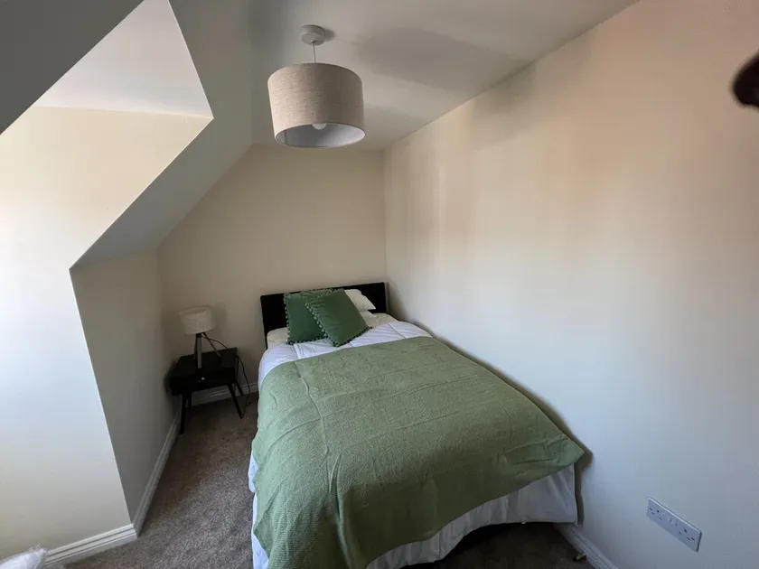 Spacious 5BRM Townhouse – Ideal for Contractors, Corporate Stays & Family Visits - Image 1
