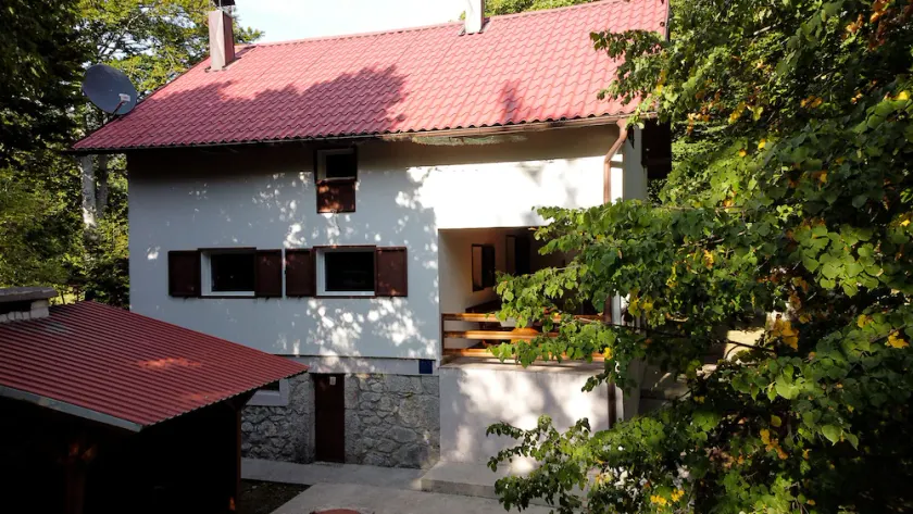 Mountain house with pool - Image 1
