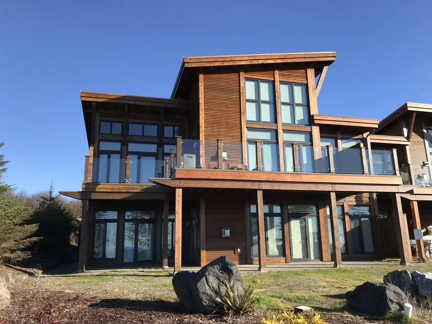 The View offers ocean views is close to town & Wild Pacific Trail - Image 1