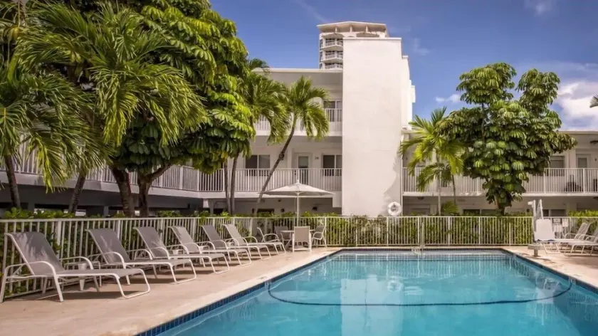 Modern Junior Suite with Pool Near North Beach Miami - Image 1