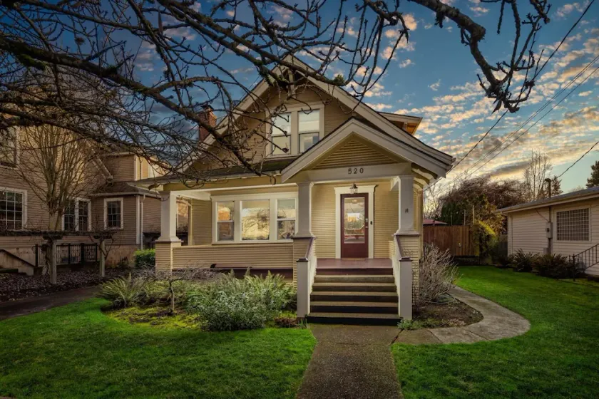 Incredible Retreat in the Heart of McMinnville, Huge Kitchen, Deck, BBQ, Walk to Wine, Food, & More - Image 1