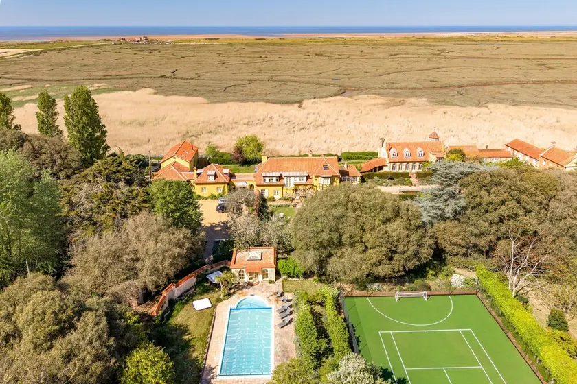 Warum nicht in einem der spektakulärsten Häuser von North Norfolk Urlaub machen? - Image 1