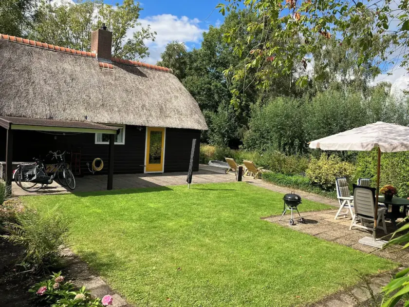 Idyllic house with spacious garden next to canal, boat rent is possible (extra) - Image 1