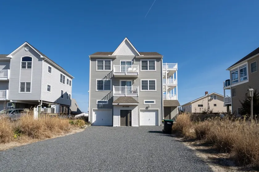 Pet friendly home with bay views! 1104 S Bayshore Avenue - Image 1