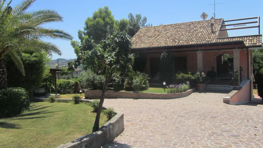A country villa, just a stone's throw from the sea - Image 1
