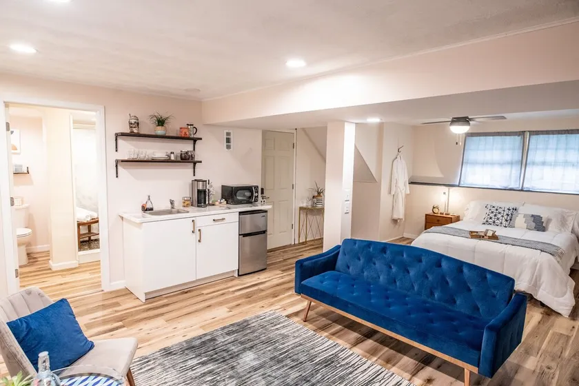 Private Studio with Kitchenette. Keyless Entry, Parking. Great for Extended Stay - Image 1