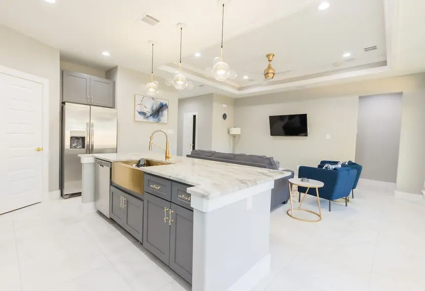 Modern Spacious 4 Bedroom Home. Close to Texas Medical Center, NRG, Downtown - Image 1