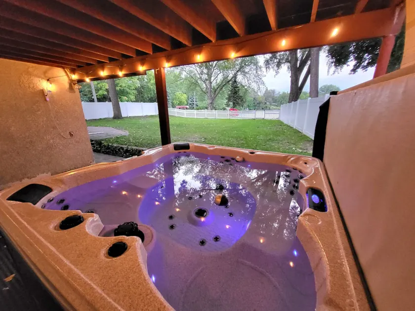 Lake Retreat, Year Round Hot Tub, Pool Table, Kayaks - Image 1