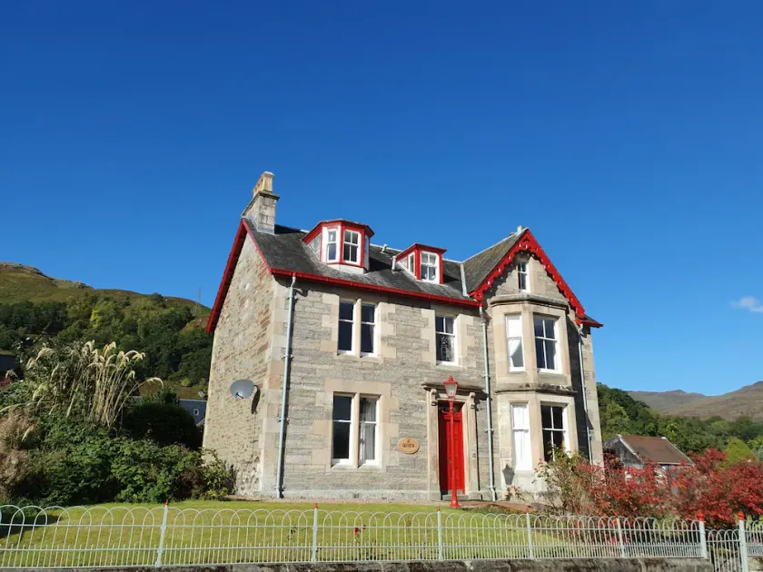 TAYVIEW, pet friendly, luxury holiday cottage, with hot tub in Killin - Image 1