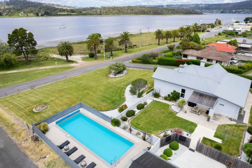 HENDERSONS - Kiesstrand, Tamar Valley - Image 1