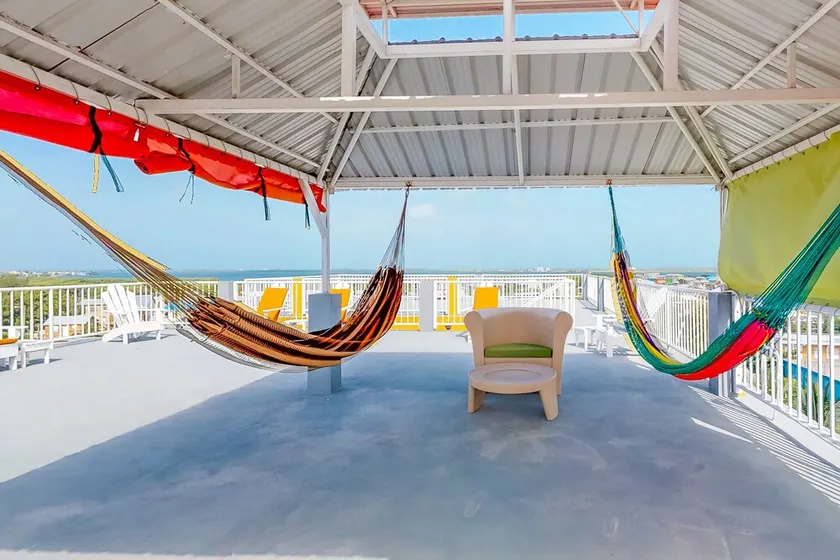 Apartment steps from the beach w/ amazing rooftop view - walk to town - Image 1