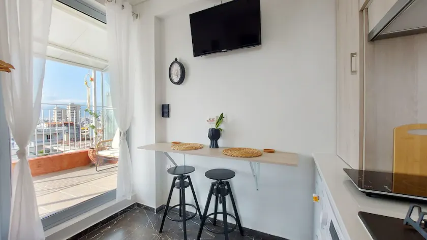 A bright and relaxing penthouse on the 5th floor - Image 1