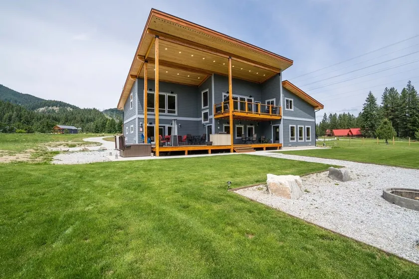 Newly built lodge on the river, dog friendly cabin, sleeps up to 10 guests - Image 1
