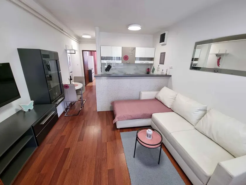 Holiday apartment with terrace and air conditioning - Image 1