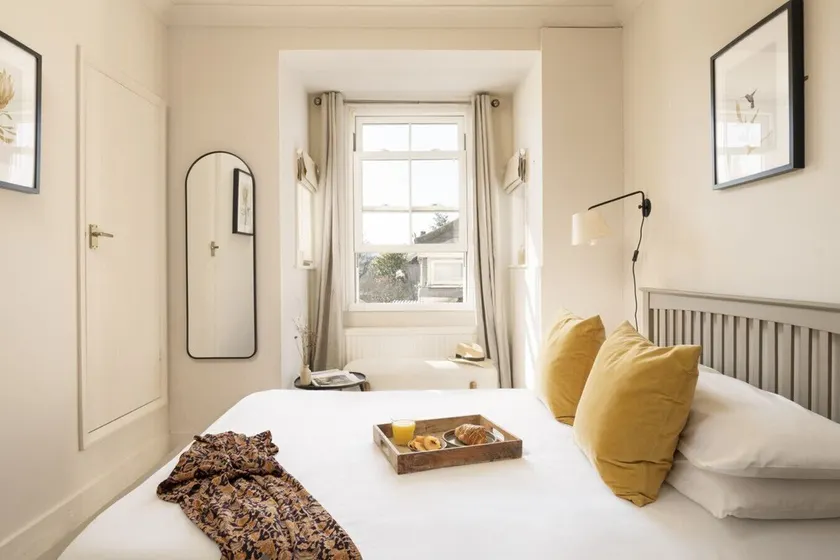 Cosy double room with en-suite shower room and free WiFi - Image 1