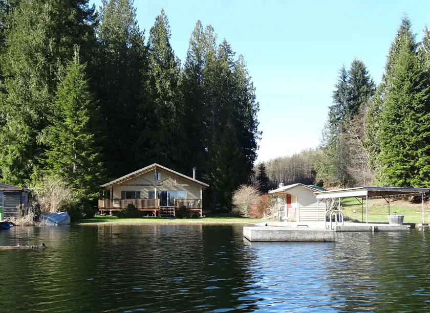 Lake house @ Lake Roesiger - Private beach & 1 acre of solitude - Image 1
