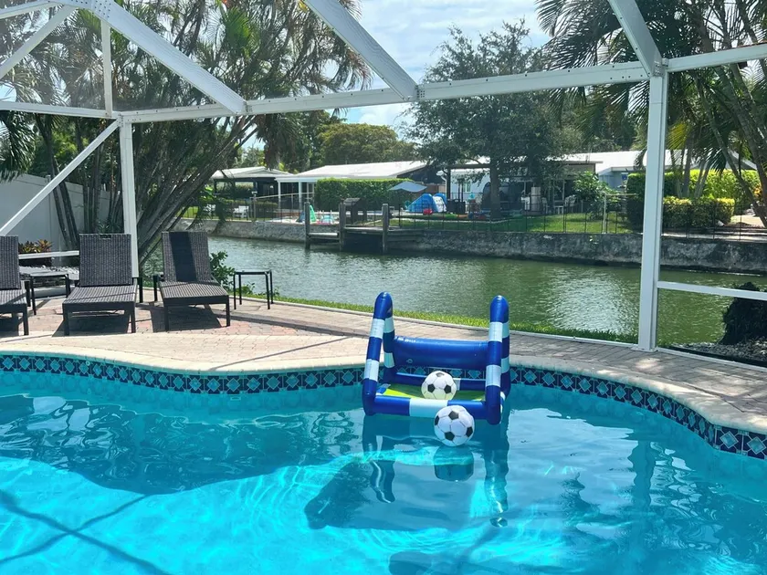 Waterfront Paradise/ hot tub ~ outdoor bar & grill ~ miniature golf ~ playground - Image 1