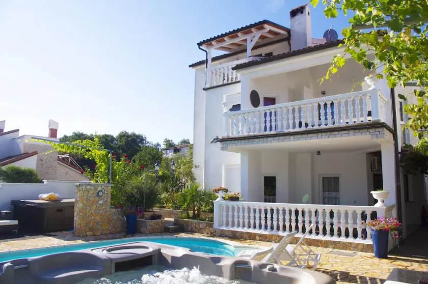 Villa Olga Apartment B. 125 meters from the sea with pool and sea view - Image 1