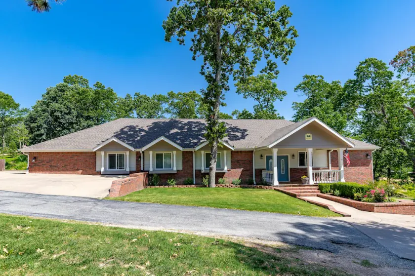 6 Bed/4 Bath Lake House with Access to Pool, Boat Slips and Boat Rental - Image 1