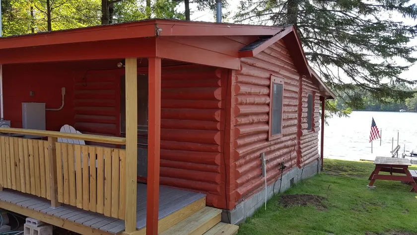 Rustic Log Cabin built 1897 just steps from lake - Image 1