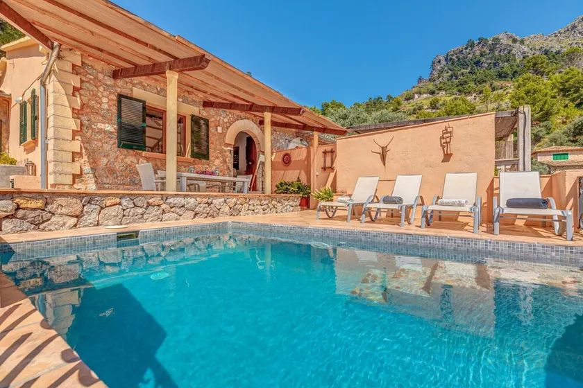 Holiday Home “Ca N’Aina” close to the Beach with Mountain View, Air Conditioning & Pool - Image 1