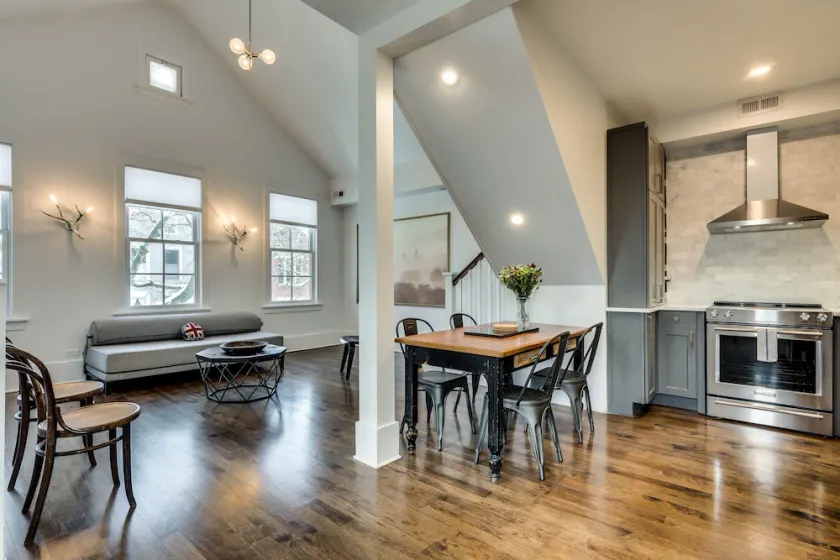 Old Town Chicago at it's finest! Pet Friendly & Recently Renovated Top-Floor Condo Has Everything Yo - Image 1